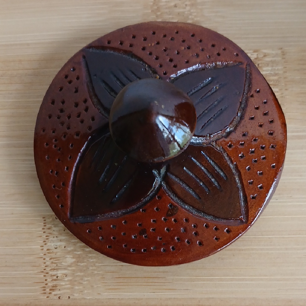 Small carved wood trinket bowl with lid - Picture 3 of 10